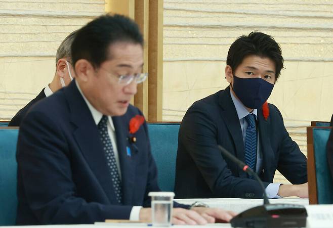 기시다 후미오 일본 총리의 장남(오른쪽)이 총리 비서관으로 근무하며 각종 논란의 중심에 선 것에 대해 일본 국민들 대다수가 부정적 인식을 가진 것으로 나타났다. 출처 웨이보
