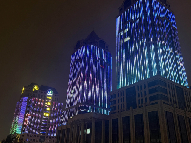 30일 중국 네이멍구자치구 어얼둬쓰 중심지의 건물 외벽이 화려한 조명으로 뒤덮여 있다. 김광수특파원