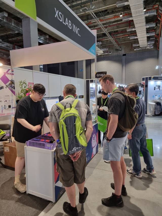 엑세스랩 관계자가 31일(현지 시간) 대만 타이페이 난강전시관에서 열린 ‘컴퓨텍스 2023’에 차려진 부스에서 관람객들에게 제품을 설명하고 있다.