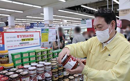 평소 식재료에 관심이 많은 윤석열 대통령이 지난해 물가 점검차 서울 서초구 하나로마트 양재점을 방문해 고추장을 살펴보고 있는 모습.