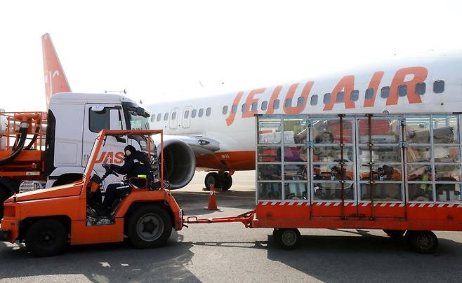 위탁수하물 운반하는 지상조업 근로자들 [제주항공 제공, 재판매 및 DB 금지]