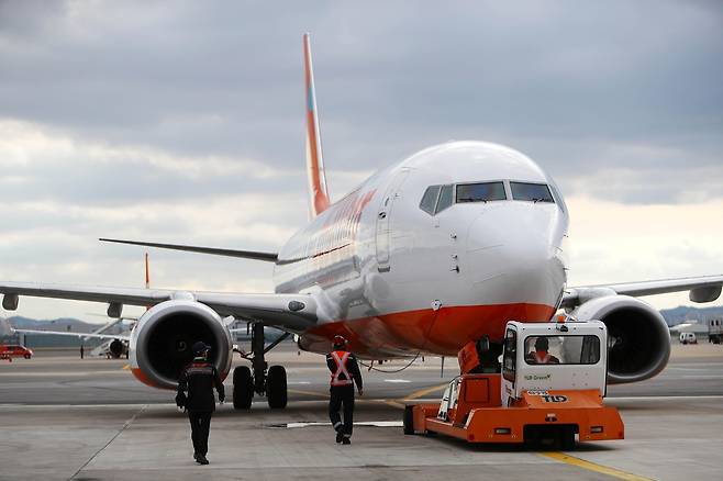 토잉카로 항공기 이동시키는 지상조업사 [제주항공 제공, 재판매 및 DB 금지]