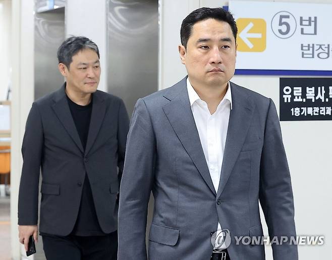 '옥외대담' 강용석,김용호 선고 공판 (서울=연합뉴스) 류영석 기자 = 지난 총선에서 옥외대담을 진행한 혐의로 기소된 강용석 변호사와 김용호 전 스포츠월드 기자가 31일 오후 서울 서초구 서울중앙지법에서 열린 1심 선고 공판에 출석하고 있다. 2023.5.31 ondol@yna.co.kr