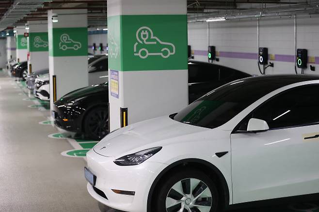 지하주차장 내 전기차 충전 전용 공간. (사진=연합뉴스)