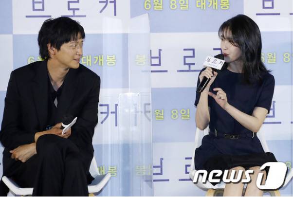 강동원씨의 턱을 보면 하악각이 작아서 흔히 말하는 '개턱'이라는 오해를 사기도 하지만, 강동원씨의 얼굴선은 어색해 보이지 않습니다. [사진=뉴스1]