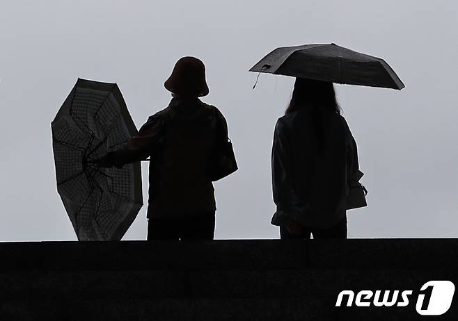 전국에 비가 내리는 28일 서울 국립중앙박물관을 찾은 시민들이 우산을 쓰고 이동하고 있다. 2023.5.28/뉴스1 ⓒ News1 김도우 기자