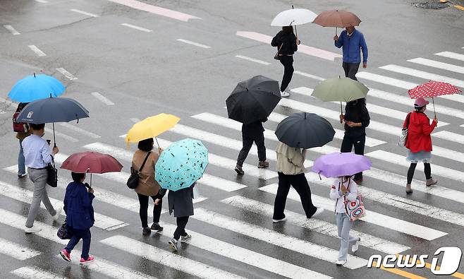 비가 내리는 18일 오전 부산 동래구 도시철도 동래역 앞에서 우산을 쓴 시민들이 발걸음을 옮기고 있다. 2023.5.18/뉴스1