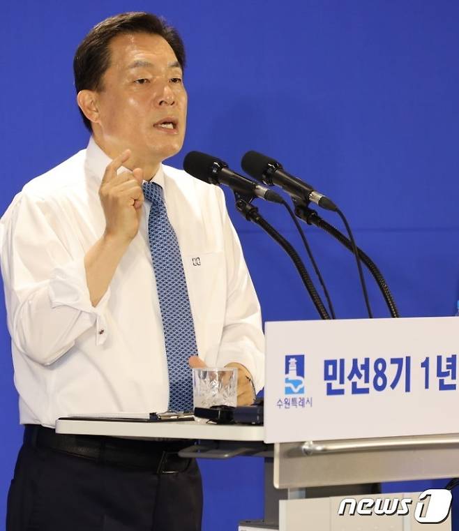 기자회견 중인 이재준 수원시장. /뉴스1