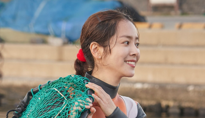 tvN ‘우리들의 블루스’에서 해녀 역을 연기한 배우 한지민. 출처 | 홈페이지