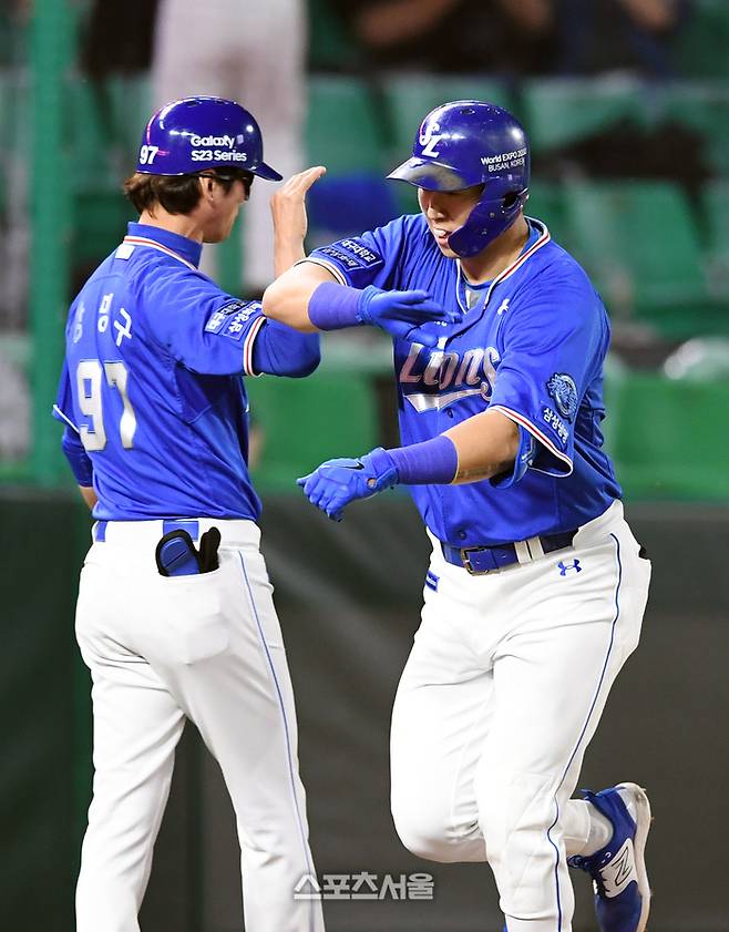 삼성 김동엽이 31일 인천SSG랜더스필드에서 열린 2023 KBO리그 SSG전에서 7회초 좌월 솔로을 때린 후 강명구 코치와 하이파이브를 하고 있다. 사진 | 문학=박진업기자 upandup@sportsseoul.com