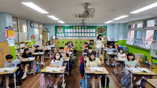 코로나19 위기 경보 단계가 '심각'에서 '경계'로 하향 조정된 1일 오전 대전시 서구 둔산동 둔산초등학교에서 학생들이 마스크를 벗은 채 발표수업을 하고 있다. 사진=대전 둔산초 제공