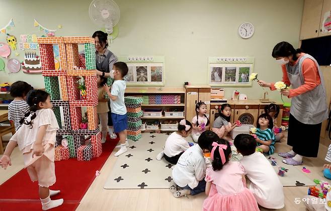 지난달 30일 오전 서울 영등포구 신길힐스테이트 나래어린이집에서 보육교사 2명이 만 3세반 아이들을 돌보고 있다. 서울시는 현재 
어린이집 400여 곳에서 보육교사당 영유아 수를 줄일 수 있도록 지원하는 사업을 진행하고 있다. 전영한 기자 
scoopjyh@donga.com