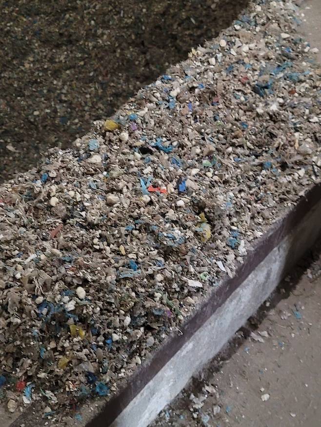 폐합성수지 등 수분 함량 5% 미만인 가연성 폐기물(사진)은 별도로 분류해 시멘트 생산 대체 원료로 활용할 수 있다.