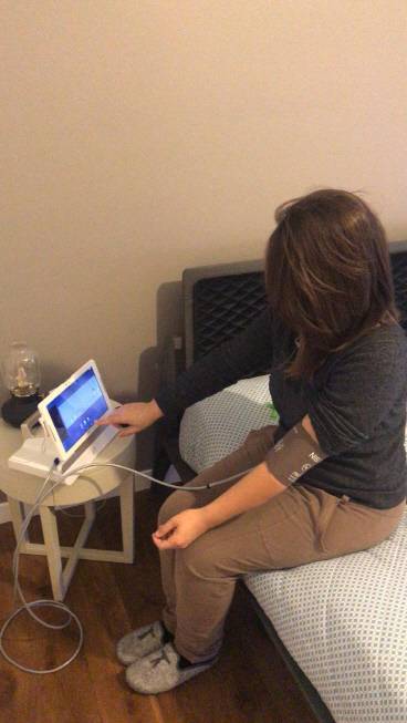 이탈리아의 한 퇴원 환자가 하이케어넷의 기술을 이용해 퇴원환자 모니터링 서비스를 이용하고 있다. 인성정보 제공