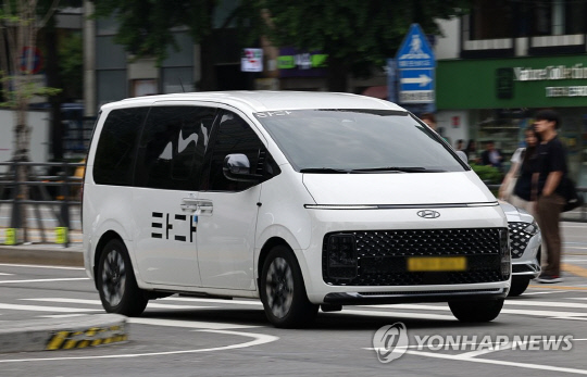 대법원이 1일 '타다'에 대해 무죄 확정 판결했다. 1일 오후 타다 로고가 붙은 자동차가 서울 세종대로 사거리를 지나고 있다. 연합뉴스