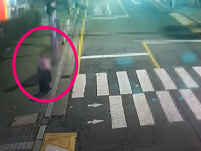 또래 여성을 살해한 뒤 유기한 20대 여성이 시신 담을 캐리어를 챙겨 다시 범행 현장으로 가는 모습 / 부산 MBC 보도화면 갈무리