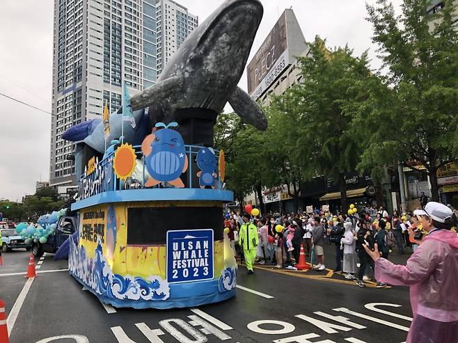 울산공업축제가 1일 개막한 가운데 거리 퍼레이드에 등장한 고래 조형물이 공업탑을 지나며 시민들의 환영을 받고 있다. 사진=최수상 기자