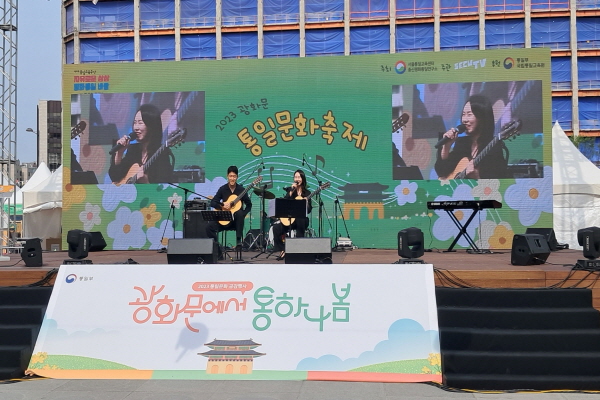 탈북 기타리스트 유은지 씨와 한예종에서 같이 공부하는 연주자가 함께 공연을 하였다.