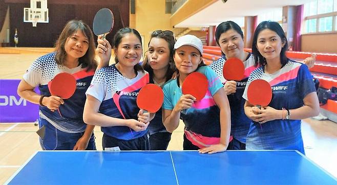 경상북도 영덕군 탁구교실에 참가하는 이주여성 윤혜린씨(오른쪽부터), 원지현 통번역지원사, 김유진씨, 손진아씨, 윤나비씨, 박이미씨가 19일 영덕군 영덕국민체육센터에서 수업을 마친 뒤 자세를 취하고 있다. 이준희 기자