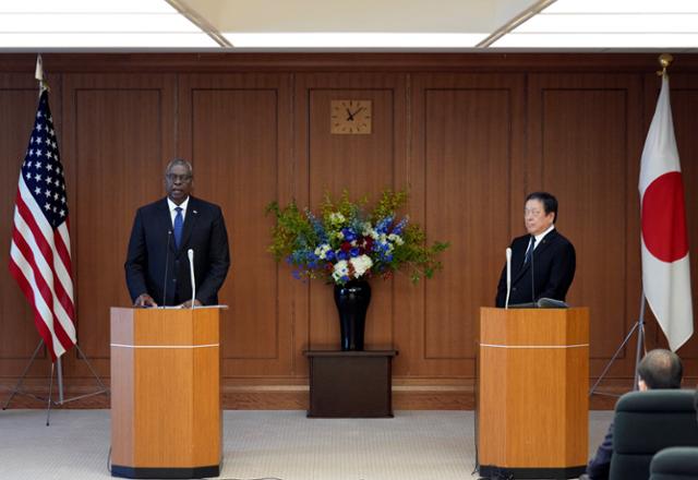 로이드 오스틴(왼쪽) 미국 국방부 장관과 하마다 야스카즈 일본 방위장관이 1일 도쿄에서 회담을 가진 후 기자회견을 하고 있다. 도쿄=로이터 연합뉴스