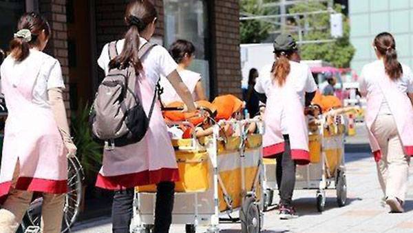 어린아이 데리고 나온 일본 보육사 [연합뉴스 자료사진]