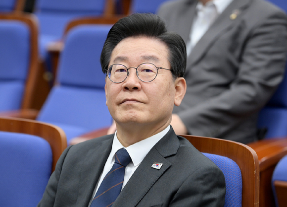 이재명 더불어민주당 대표가 25일 오후 서울 여의도 국회에서 열린 의원총회에 참석하고 있다. [사진=정소희 기자]