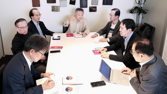박명림 연세대 교수, 위성락 재단 사무총장, 박영호 전 강원대 교수, 백영철 건국대 명예교수, 권만학 경희대 명예교수, 전봉근 국립외교원 교수(왼쪽부터)가 한반도 포럼의 28년 활동사를 담은 『한반도 평화와 통일』 발간을 기념해 좌담회를 하고 있다. 장진영 기자