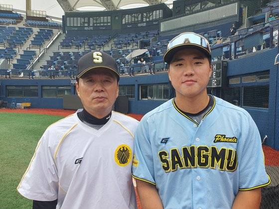 상무 박치왕 감독(왼쪽)과 포수 손성빈이 31일 마산구장에서 인터뷰를 마친 뒤 나란히 포즈를 취하고 있다. 창원=고봉준 기자