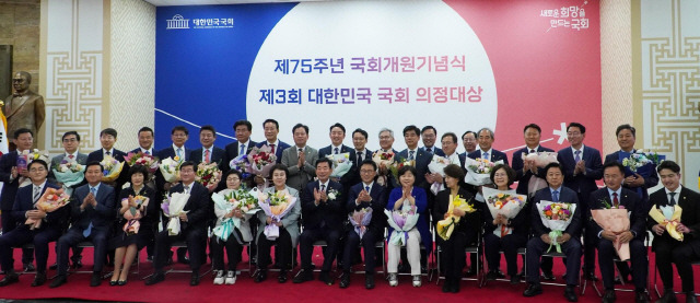 ▲ 31일 국회 로텐더홀에서 열린 제75주년 국회개원기념식에서 김진표 국회의장과 의정대상 수상자들이 기념촬영을 하고 있다.  노용호 국회의원실 제공