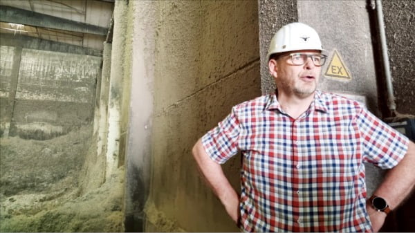독일 베쿰에 있는 피닉스 시멘트 공장 ‘순환자원 저장고’에서 토르스텐 코추르 엔지니어가 연료 재활용 현황을 설명하고 있다.  /베쿰(독일)=최형창 기자