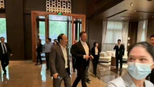 일론 머스크 테슬라 최고경영자(CEO)와 로빈 정 CATL 회장이 베이징의 한 호텔에서 만나 걸어가고 있다.       트위터 캡처