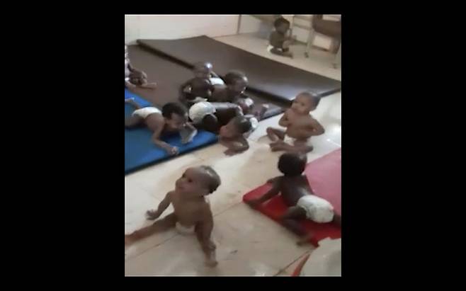 수단 수도 하르툼에 위치한 한 보육원에 고립된 영유아들. 보육원 관계자들에 따르면 지난  6주간 최소 60명의 아동이 사망했다. AP연합뉴스