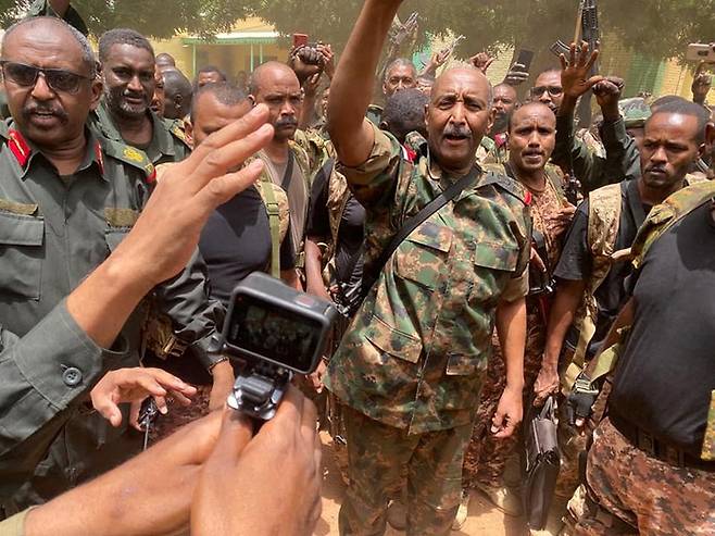수단 정부군을 이끄는 압델 파타 알부르한 장군이 지난달 30일(현지시간) 군인들과 함께 서있다. 로이터연합뉴스