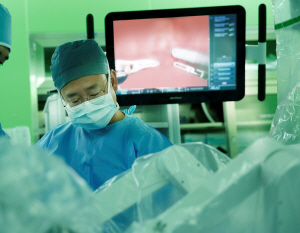 양산부산대병원 비뇨의학과 박성우 교수의 다빈치 로봇수술 장면.