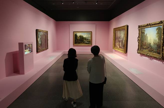 Visitors look at artwork at the exhibition "Eyes on Us: Masterpieces from the National Gallery, London" at the National Museum of Korea on Thursday. (Yonhap)