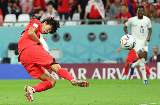 Cho Gue-sung scores a goal during a Group H match against Ghana at the 2022 Qatar World Cup at Education City Stadium in Doha, Qatar on Nov. 29, 2022. [YONHAP]