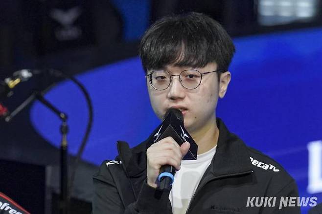 '두두'이동주 KDF 선수가 1일 오후 서울 종로구 그랑서울 롤파크에서 열린 '2023 LCK 서머 개막 미디어데이'에 참석해 취재진 질문에 답하고 있다.