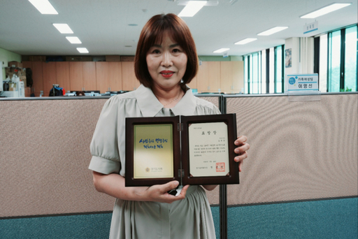 안성시청 오현숙씨가 경기도의회 의장으로부터 표창장을 수여 받고 기념 촬영을 한 모습. 안성시 제공