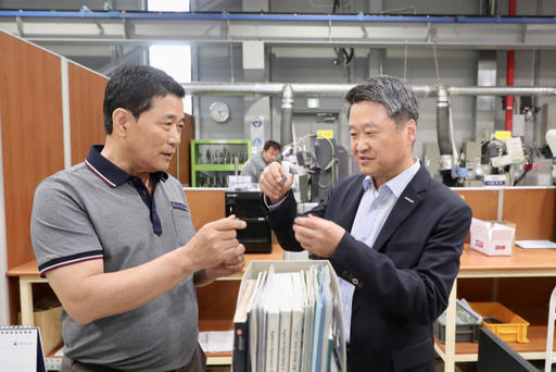 김학도 중소벤처기업진흥공단 이사장(오른쪽)이 1일 오후 군포 소재 뿌리산업 선도기업인 ㈜디팜스테크 현장을 방문했다. 중진공 제공