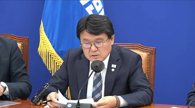 ▲황운하 더불어민주당 의원이 1일 정책조정회의에서 집회시위를 강경진압하도록 독려한 윤희근 경찰청장을 비판하며 사퇴를 촉구하고 있다. 사진=더불어민주당 영상 갈무리