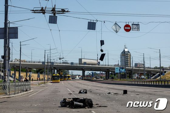 지난 29일(현지시간) 러시아가 우크라이나 키이우에 미사일 11발을 동원해 공습했다. 사진은 키이우에서 발견된 러시아 미사일 파편./사진=로이터=뉴스1