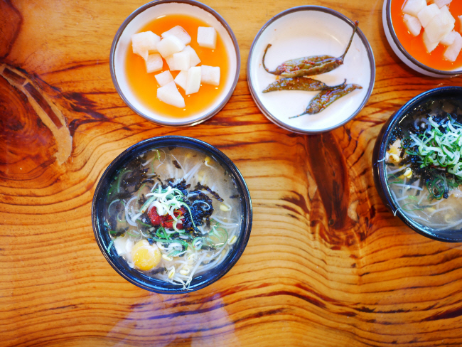 팔팔 끓인 육수에 콩나물을 넣어 시원한 맛을 낸, 전주식 콩나물국밥. 한국인의 대표 해장국이다.