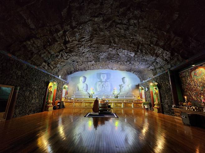 의령 석굴암(동굴법당)