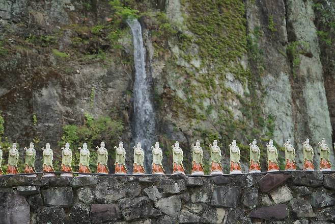 일붕사 담벽 위의 보살상