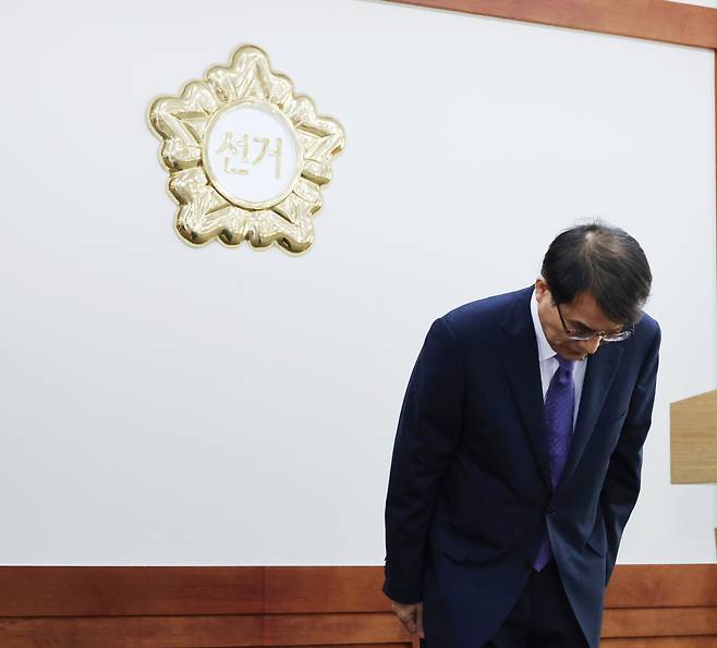 노태악 중앙선거관리위원장이 5월31일 오후 경기도 과천시 중앙선거관리위원회에서 고위직 간부들의 자녀 특혜 채용 의혹에 대한 특별감사 결과와 후속대책을 발표하기에 앞서 사과를 하고 있다. [연합]