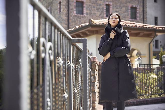 모델이 SK스토아의 PB상품 ‘헬렌카렌’을 입고 있다. [SK스토아 제공]