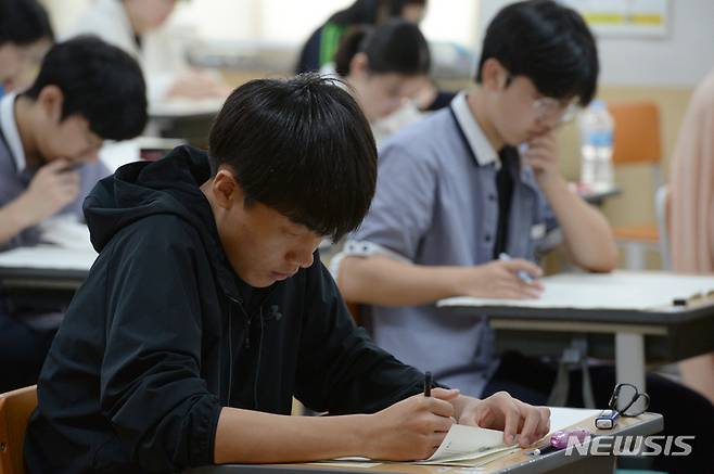 [울산=뉴시스] 배병수 기자 =  2023년 전국연합학력평가가 열린 1일 오전 울산 중구 약사고에서 재학생들이 1교시 국어 시험에 응시하고 있다. 2023.06.01. bbs@newsis.com