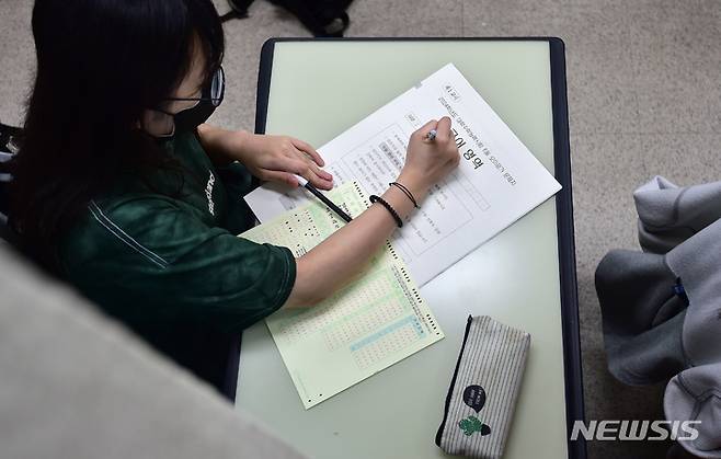 [대구=뉴시스] 이무열 기자 = 2024학년도 대학수학능력시험 6월 모의평가가 실시된 1일 오전 대구 중구 경북여자고등학교에서 3학년 학생들이 시험을 보고 있다. 2023.06.01. lmy@newsis.com