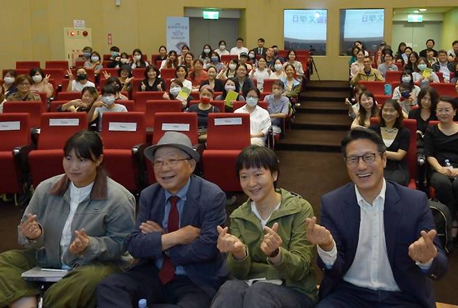 5월 31일 대만국립대학교에서 한국문화예술위원회와 주타이베이대한민국대표부가 한국 문학의 가치를 알리기 위해 '한국 문학의 날' 행사를 개최했다. 사진은 단체사진 모습. 피알원 제공