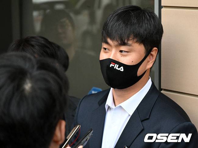 [OSEN=이대선 기자] 학창 시절 학교 폭력 혐의로 기소된 두산 베어스 이영하가 31일 오전 서울서부지방법원에서 선고 공판에 참석해 무죄를 선고 받았다.이영하가 취재진에 둘러싸여 인터뷰를 하고 있다. 2023.05.31 /sunday@osen.co.kr
